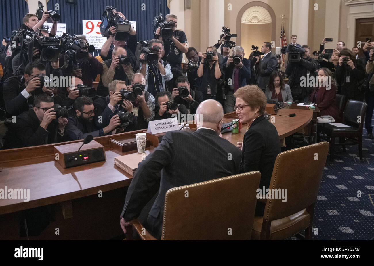 Washington, Stati Uniti. Xv Nov, 2019. Ex U.S. Ambasciatore di Ucraina Marie Yovanovitch arriva a testimoniare davanti alla casa del comitato di Intelligence durante l impeachment audizioni su Capital Hill in Washington, DC il Venerdì, 15 novembre 2019. Le audizioni sono esaminando le azioni del presidente Donald Trump che possono portare a impeachment. A sinistra è il procuratore Larry Robbins. Foto di Pat Benic/UPI Credito: UPI/Alamy Live News Foto Stock