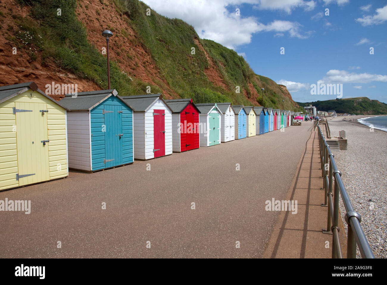 Promenade , Cabine mare e spiaggia, Seaton, Devon, Inghilterra, Regno Unito Foto Stock