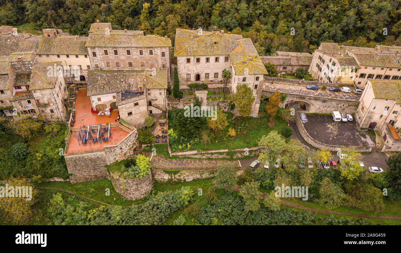 Drone veduta aerea della città medievale di Colle di Val d'Elsa Toscana Italia Foto Stock