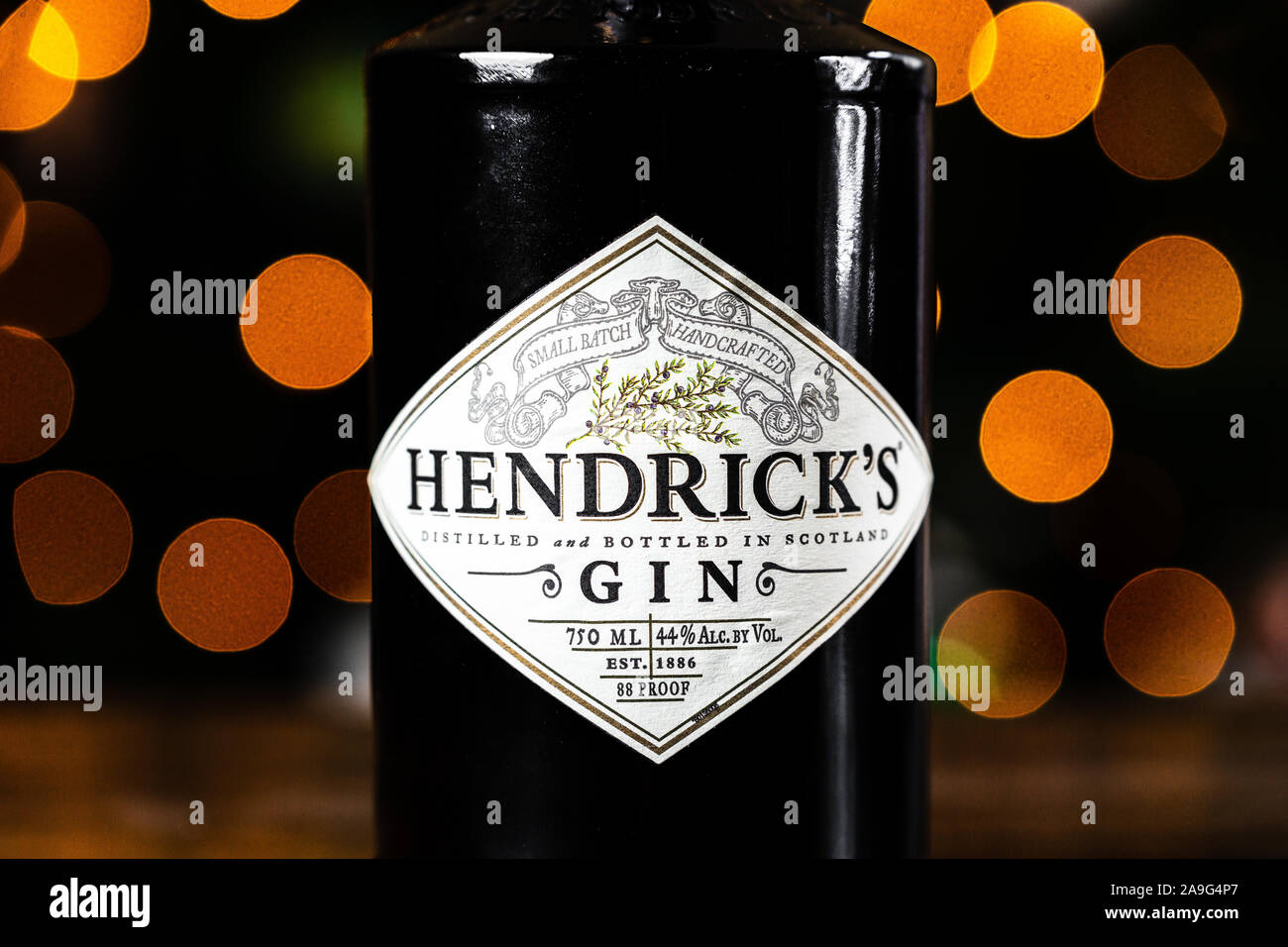 Hendrick Gin della bottiglia di fronte le luci di Natale. Hendrick il Gin è stato creato da William Grant & Sons presso la distilleria di Girvan dal 1999. Foto Stock