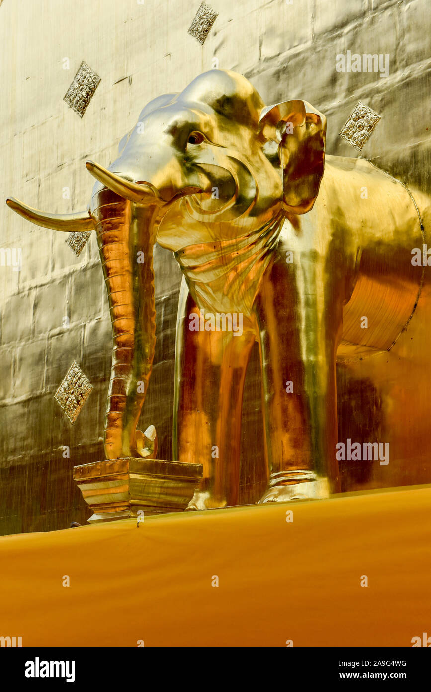 Golden Elephant statua su uno stupa, Wat Phra Singh tempio, Chiang Mai, Thailandia Foto Stock