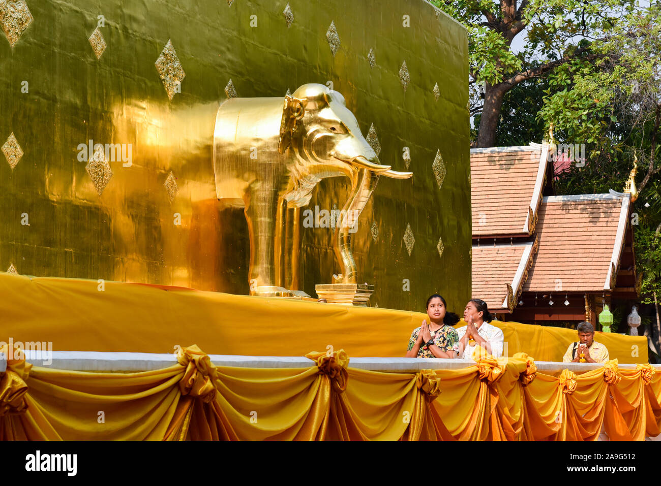 Il popolo dei fedeli al Wat Phra Singh, tempio buddista, Chiang Mai, Thailandia Foto Stock