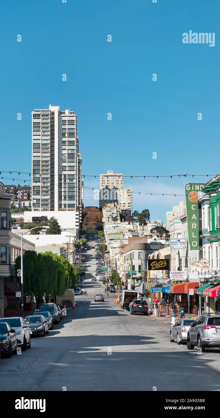 Viste in salita di Green Street in Little Italy nel Nord area di spiaggia, ripida strada residenziale con una sfilata di ristoranti e negozi di San Francisco Foto Stock