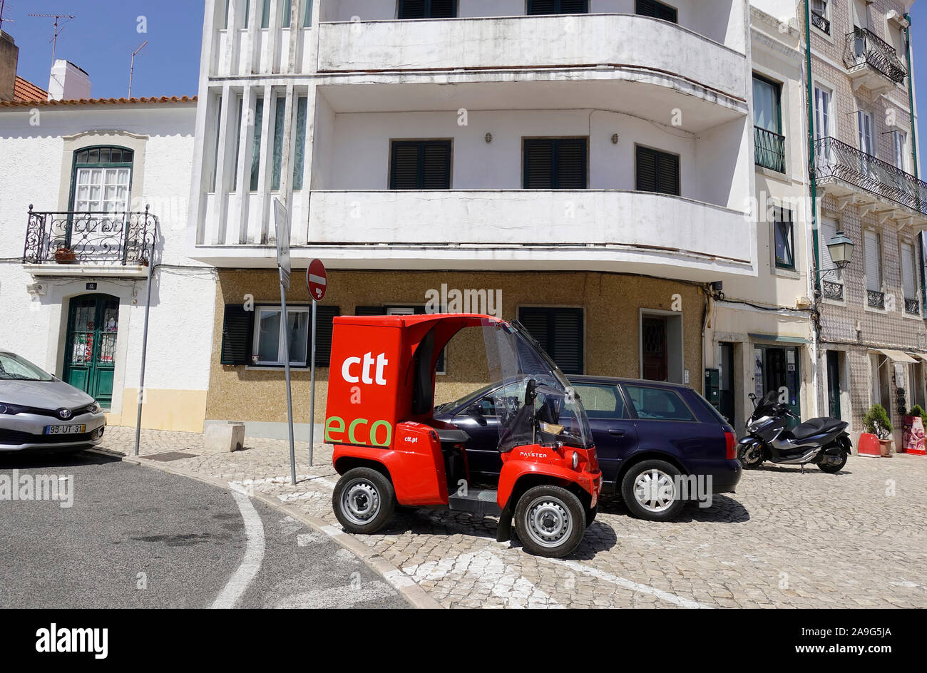 Un Rosso Paxster elettrico veicolo postale il Portoghese del servizio postale CTT Correios de Portugal offrendo in Cascais Portogallo Foto Stock