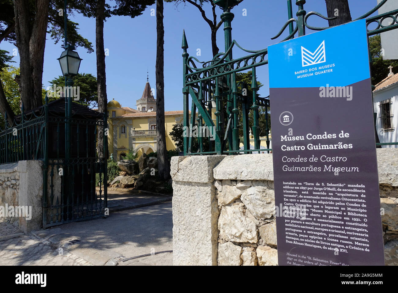 Il Museu Condes de Castro Guimarães, originariamente noto come la Torre de San Sebastião, San Sebastian torre in Cascais Portogallo Foto Stock