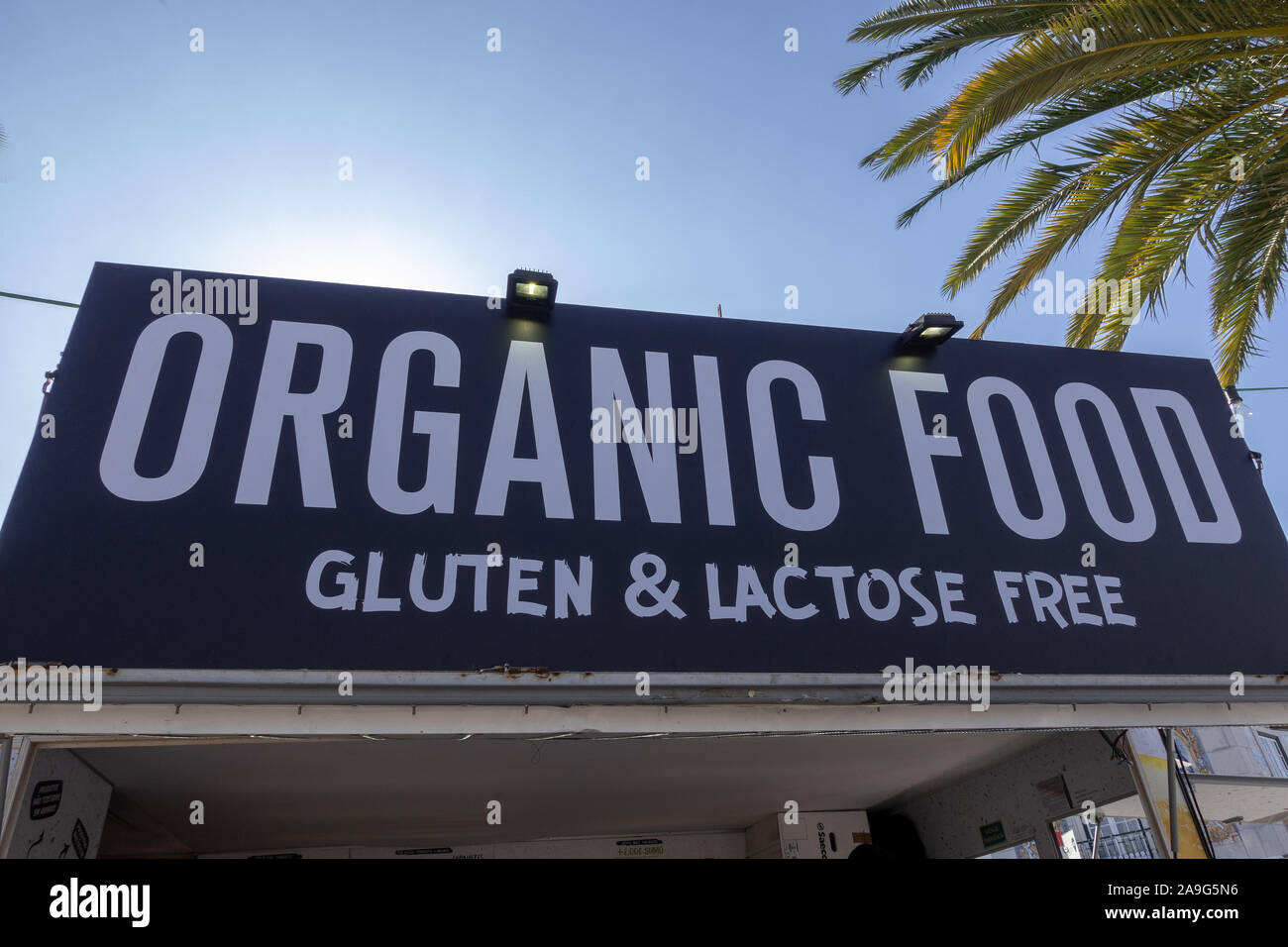 Alimenti biologici senza glutine e senza lattosio segno su un carrello Alimentare il veicolo in Cascais Portogallo Foto Stock