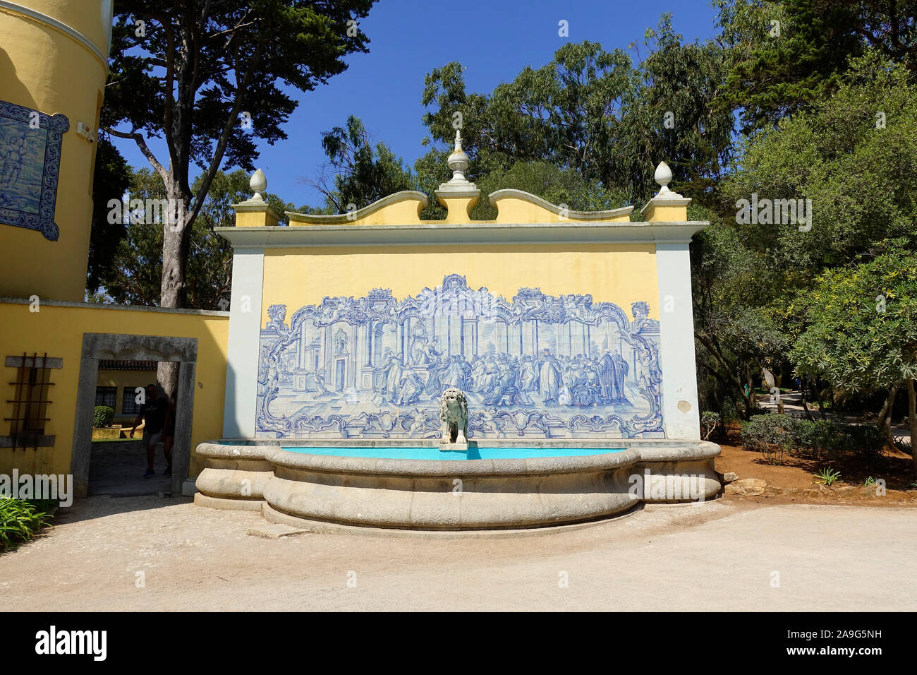 Azulejo piastrelle su una fontana al Museu Condes de Castro Guimarães, noto come la Torre de San Sebastião, San Sebastian torre in Cascais Portogallo Foto Stock