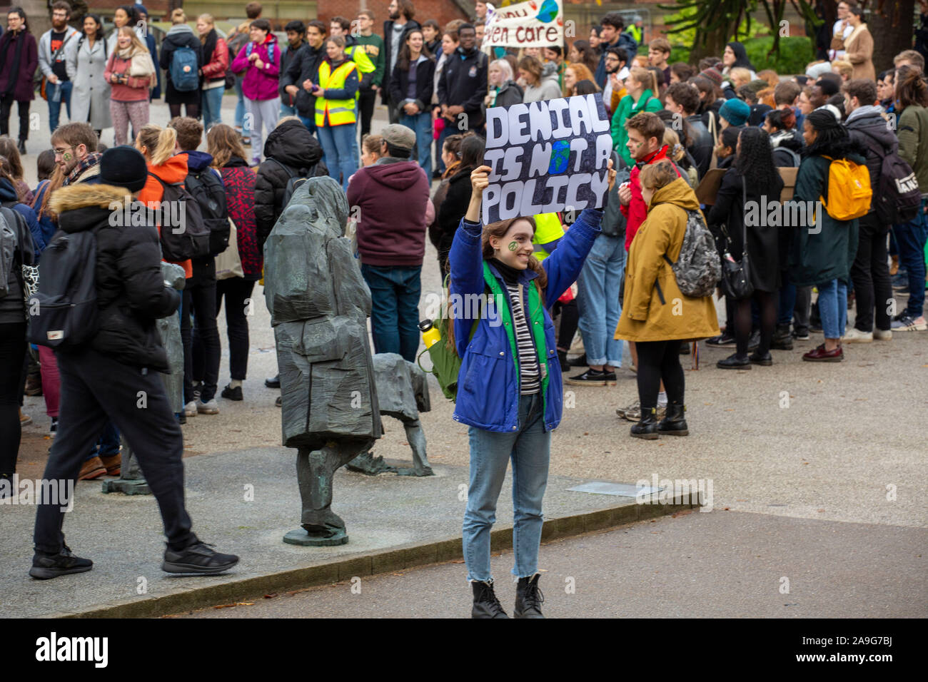 Dimostrazione di Durham University gli studenti contro il cambiamento climatico al di fuori Durham University Library Foto Stock