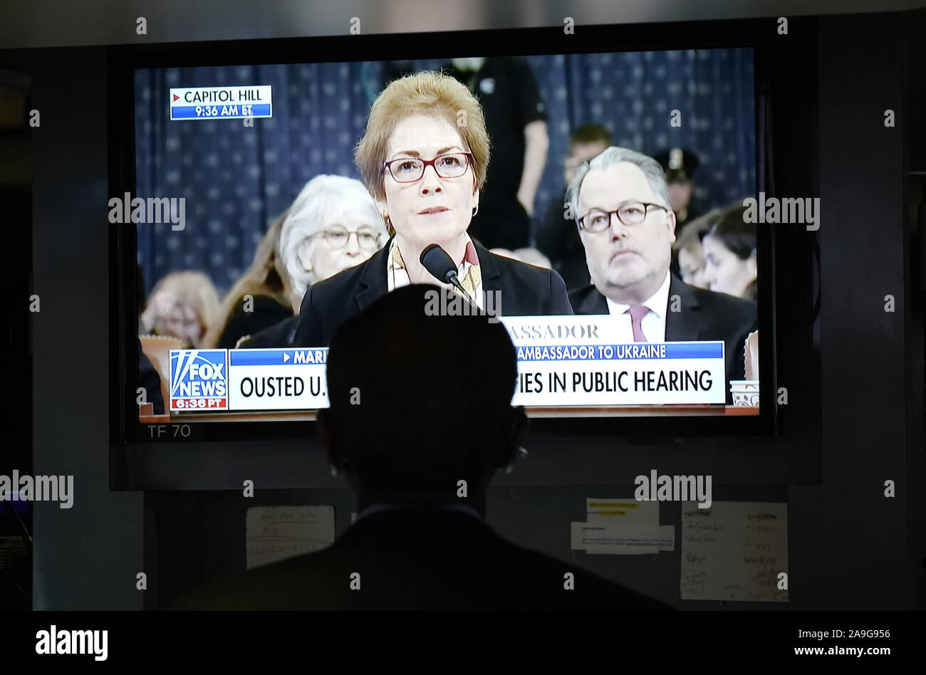 New York, Stati Uniti. Xv Nov, 2019. Gli operatori lavorano sul pavimento del New York Stock Exchange dopo la campana di apertura come Marie Yovanovitch, ex U.S. Ambasciatore di Ucraina testimonia davanti alla casa permanente del Comitato di selezione sulla Intelligence come parte dell'impeachment inchiesta sul Presidente Donald Trump a Wall Street a New York City il Venerdì, 15 novembre 2019. Il Dow Jones Industrial Average ha aperto la giornata fino oltre 100 punti nel territorio di record e si sta avvicinando al 28.000 mark per la prima volta mai foto da John Angelillo/UPI Credito: UPI/Alamy Live News Foto Stock