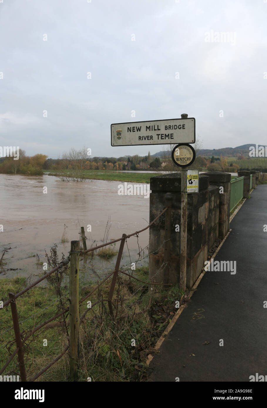 Acqua di inondazione passando al di sotto del nuovo ponte del mulino, Shelsley Beauchamp, Worcestershire, Inghilterra, Regno Unito. Foto Stock