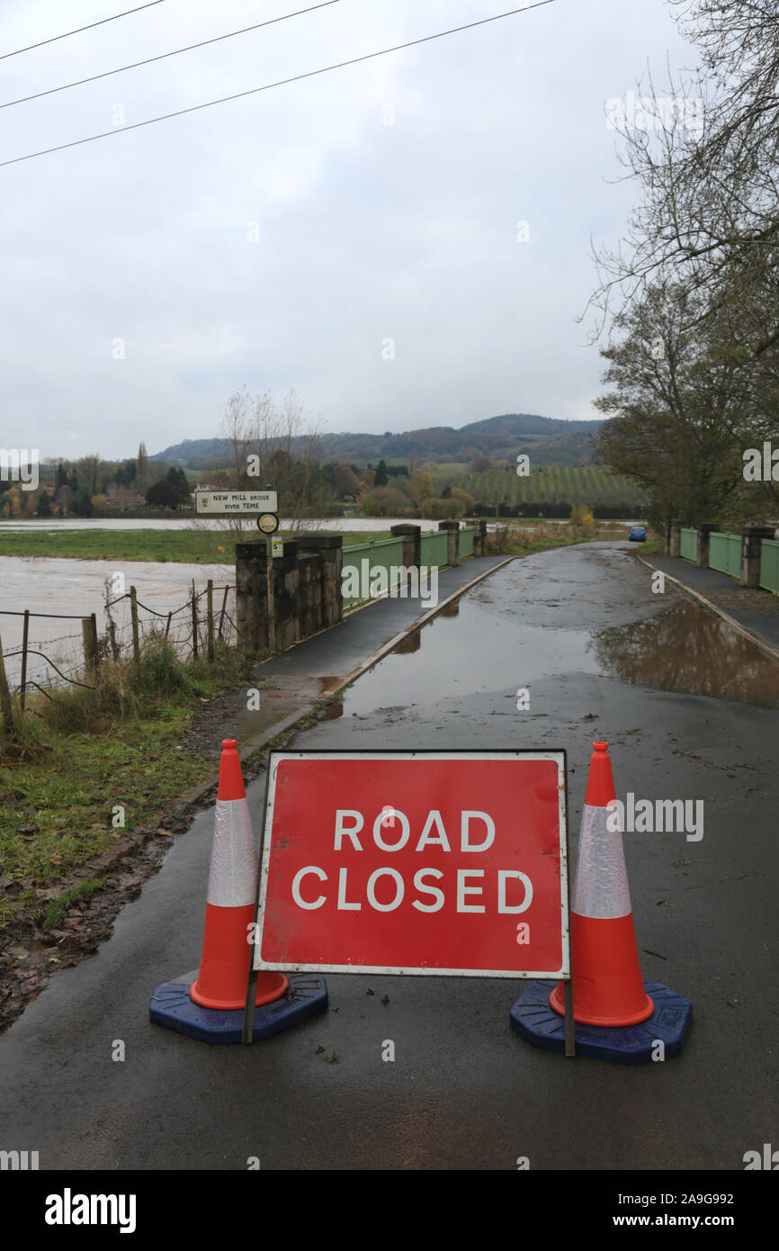 Strada chiusa a causa di inondazioni, Worcestershire, Inghilterra, Regno Unito. Foto Stock