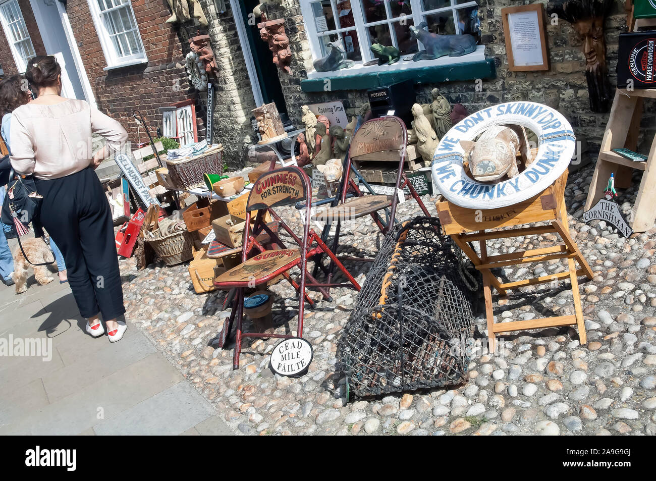 Una seconda mano, dono, vintage shop street display. I lotti di articoli con le parole e i segni e i messaggi su di essi. Segale, East Sussex. Foto Stock