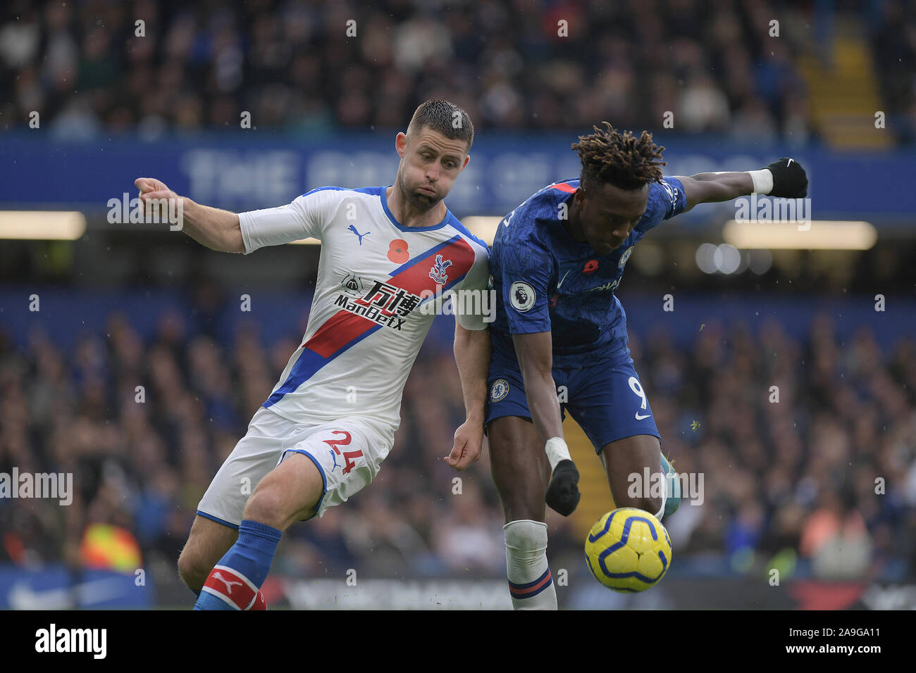 Tammy Abramo di Chelsea scontri con Gary Cahill Crystal Palace durante il Chelsea vs Crystal Palace Premier League a Stamford Bridge - Editori Foto Stock