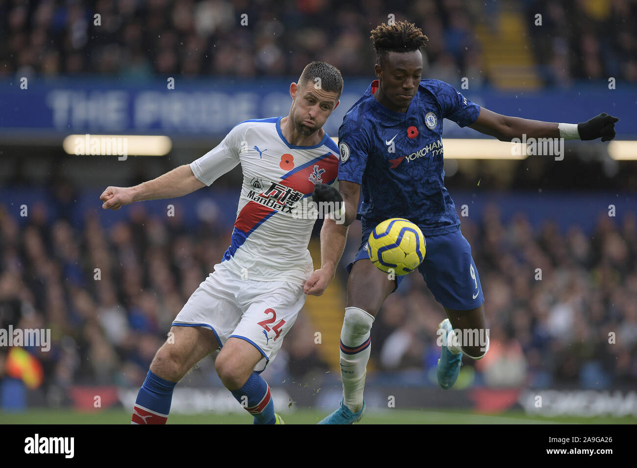 Tammy Abramo di Chelsea scontri con Gary Cahill Crystal Palace durante il Chelsea vs Crystal Palace Premier League a Stamford Bridge - Editori Foto Stock
