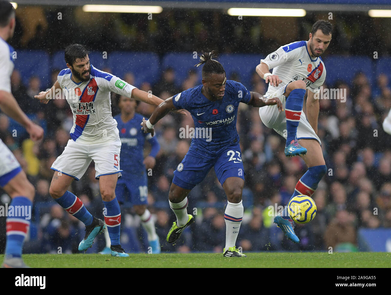 Michy Batshuayi scontri con Luka Milivojevic Crystal Palace durante il Chelsea vs Crystal Palace Premier League a Stamford Bridge -u editoriale Foto Stock