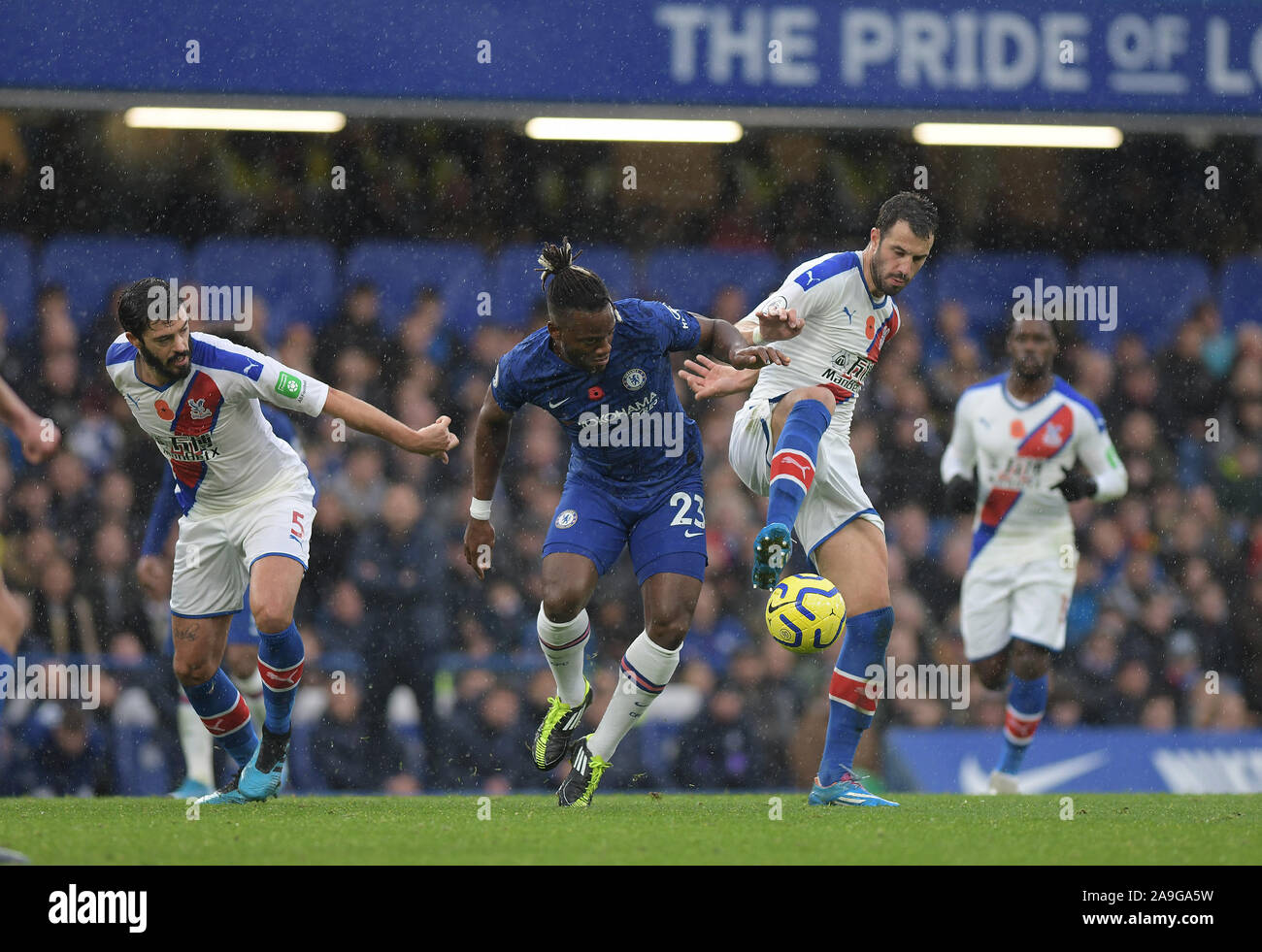 Michy Batshuayi scontri con Luka Milivojevic Crystal Palace durante il Chelsea vs Crystal Palace Premier League a Stamford Bridge -u editoriale Foto Stock