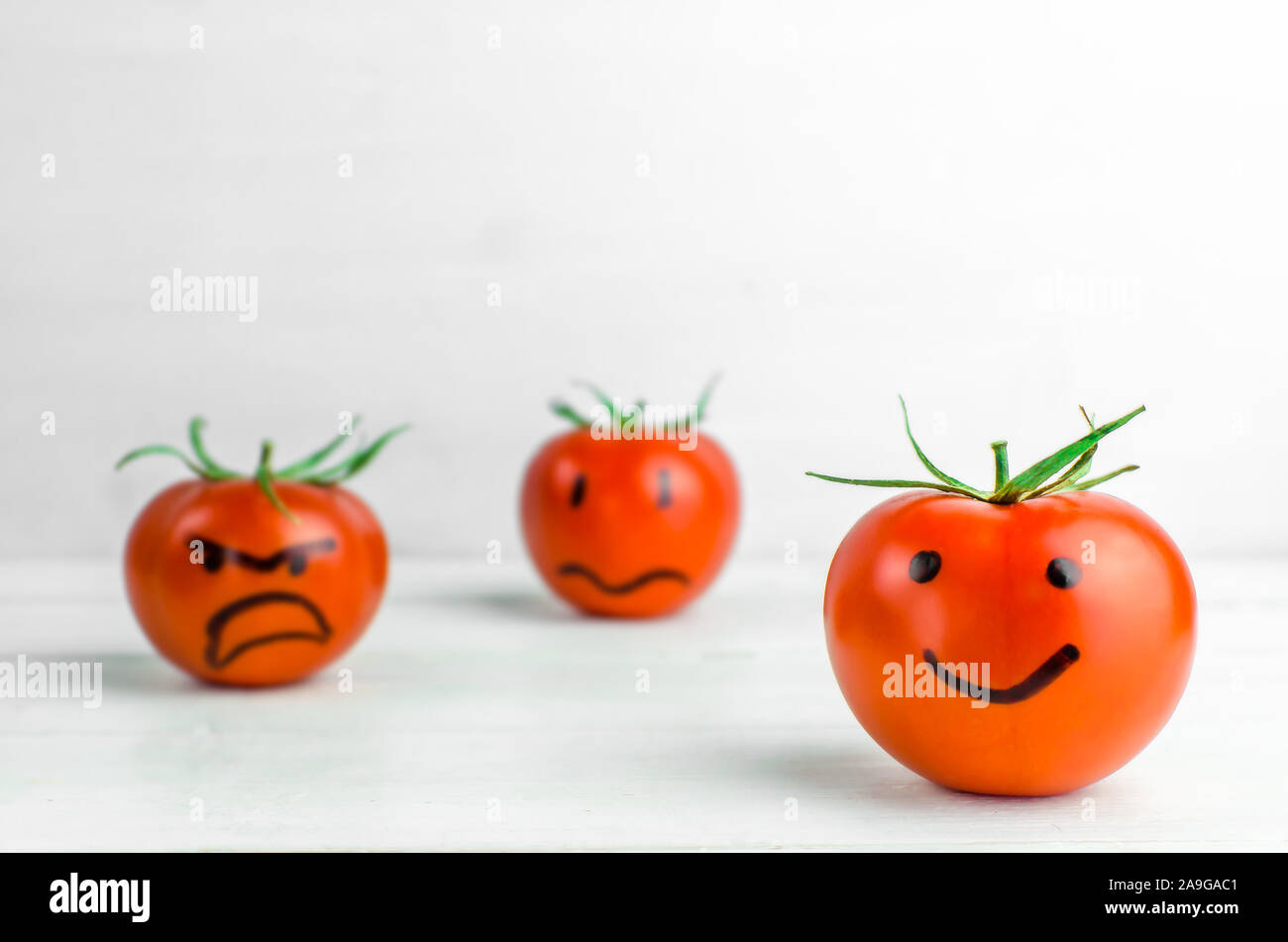 Emozioni diverse per i pomodori. La gioia. Rabbia tristezza disperazione Foto Stock