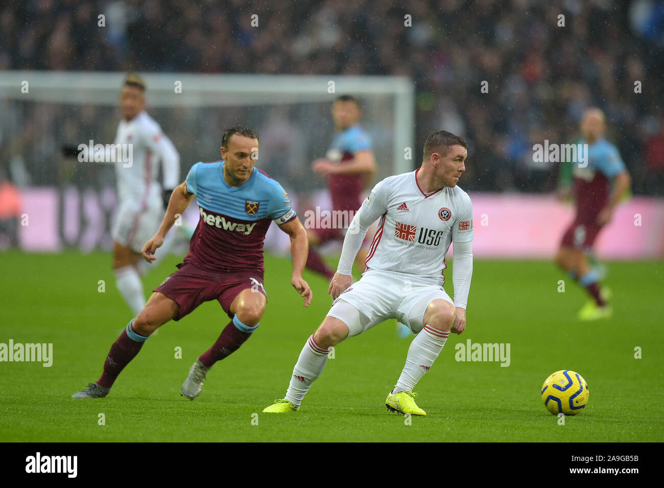 Marco Nobile di West Ham Utd e John Fleck di Sheffield Utd durante il West Ham vs Sheffield United Premier League match al London Stadium 26 OC Foto Stock