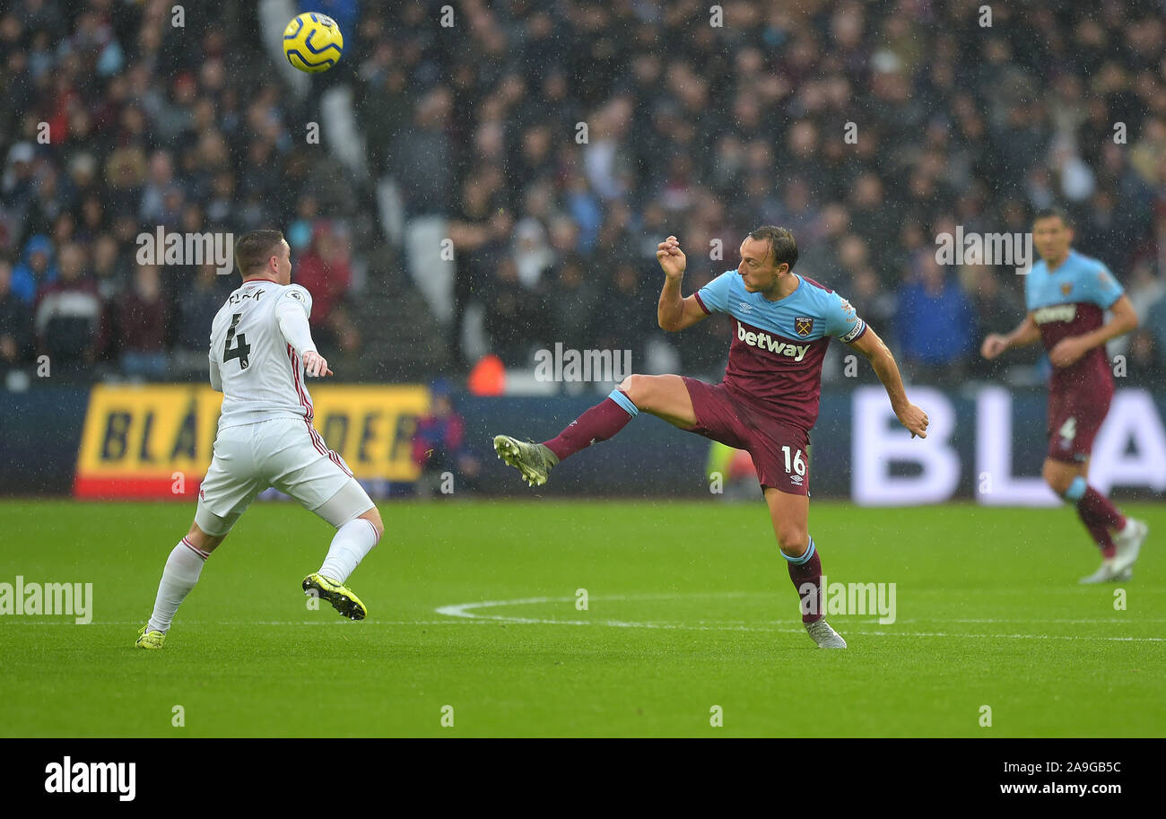 Marco Nobile di West Ham Utd e John Fleck di Sheffield Utd durante il West Ham vs Sheffield United Premier League match al London Stadium 26 OC Foto Stock