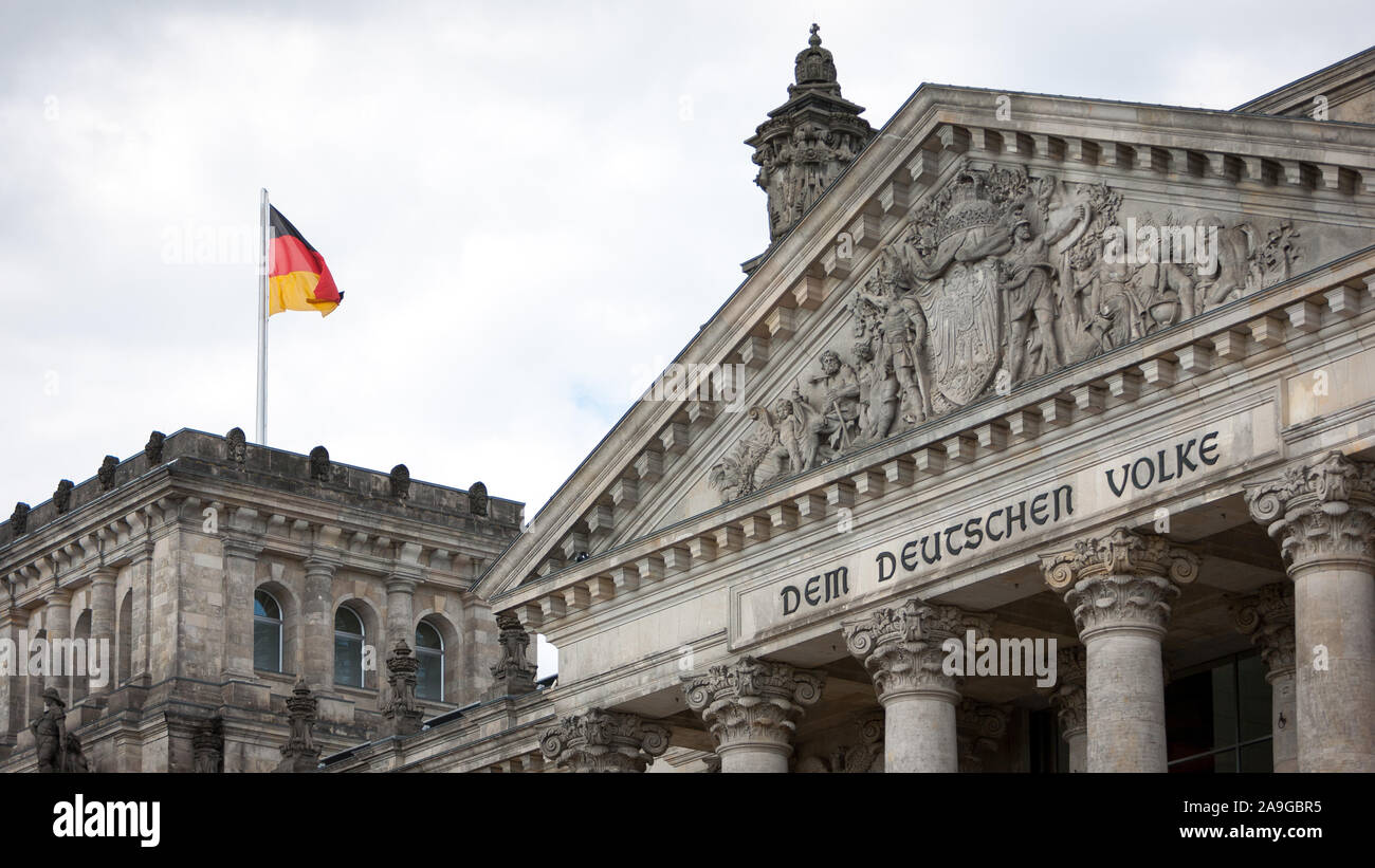 Il palazzo del Reichstag di Berlino, Germania. La dedizione sulla faccia del parlamento tedesco edificio, Dem Deutschen Volke, traduce come " il popolo tedesco". Foto Stock