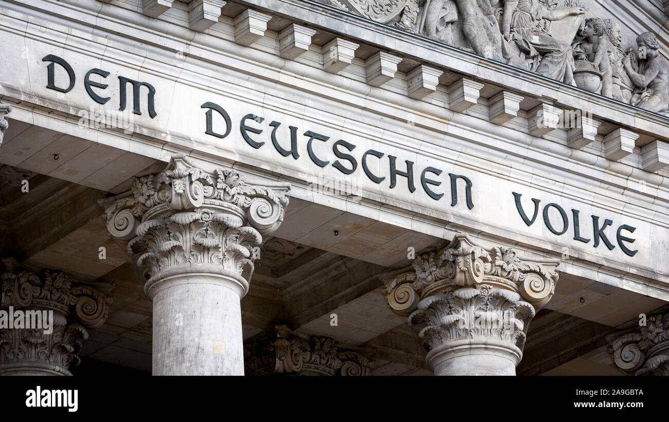 Il palazzo del Reichstag di Berlino, Germania. La dedizione sulla faccia del parlamento tedesco edificio, Dem Deutschen Volke, traduce come " il popolo tedesco". Foto Stock
