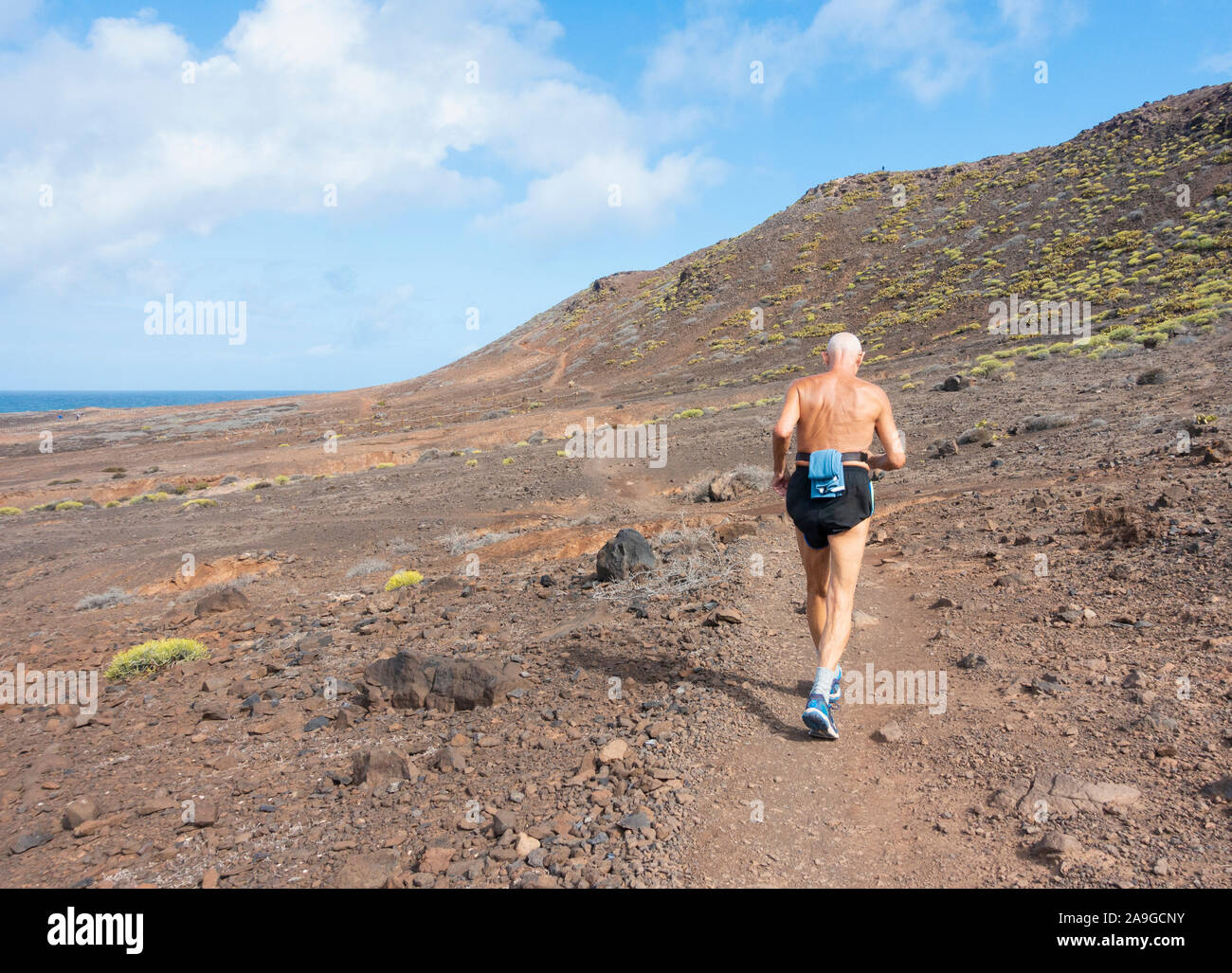 Vista posteriore di uomo anziano, titolare di pensione o di rendita trail running. Foto Stock