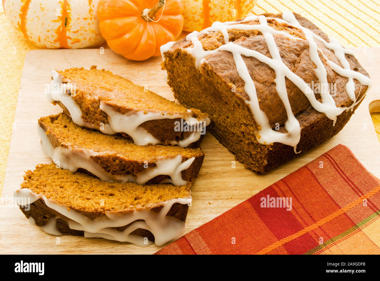 Focaccia di fettine di zucca fatti in casa pane shot con luce naturale. Un assortimento di zucca sono in background. Foto Stock