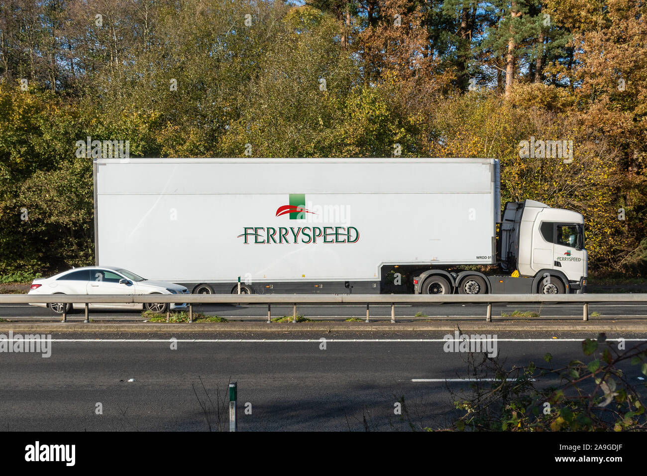 Ferryspeed camion o carrello di guida su una strada a doppia carreggiata, REGNO UNITO Foto Stock