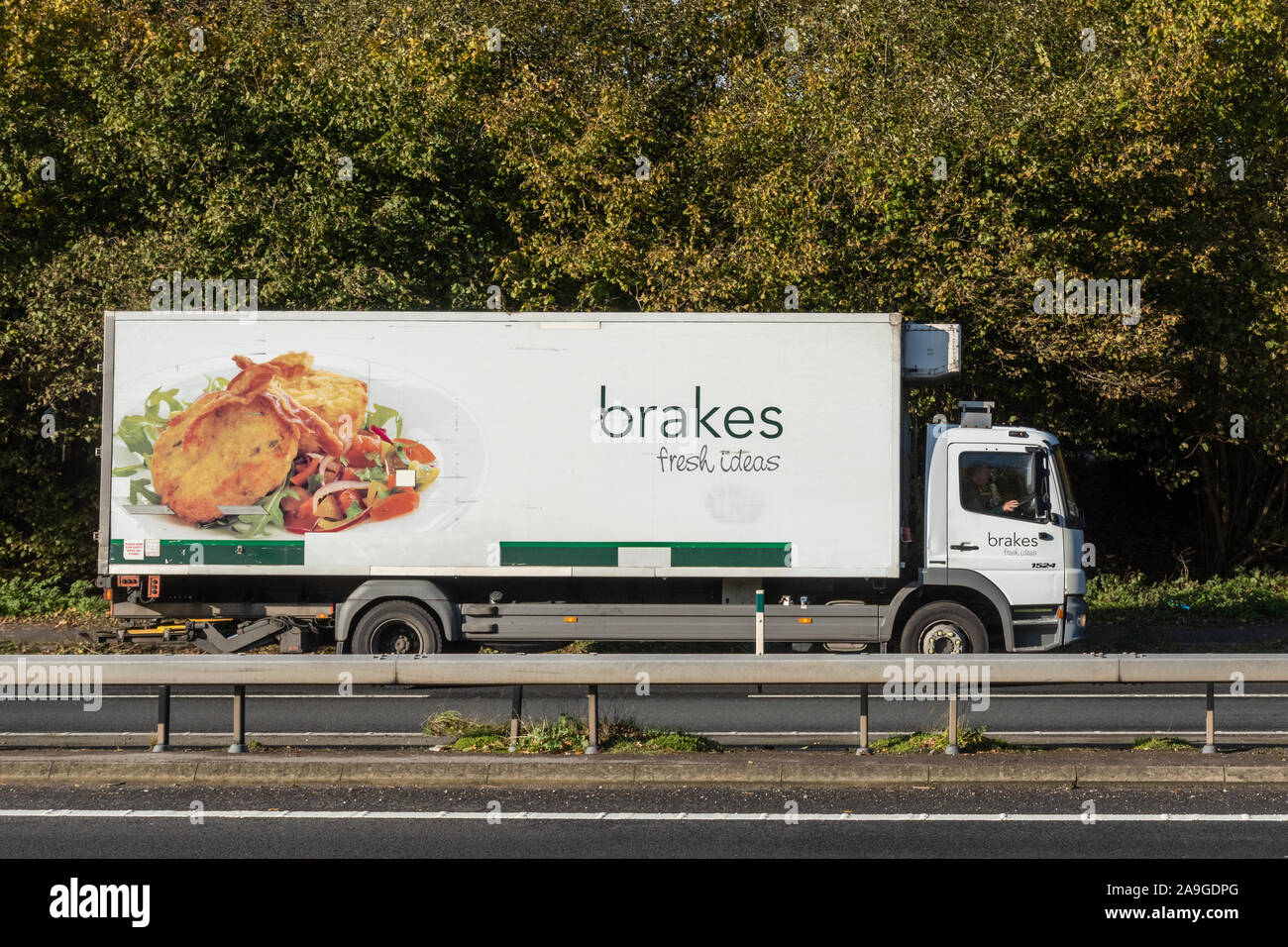 Freni (grossisti alimentari) autocarri o camion guidando lungo una strada a doppia carreggiata, REGNO UNITO Foto Stock