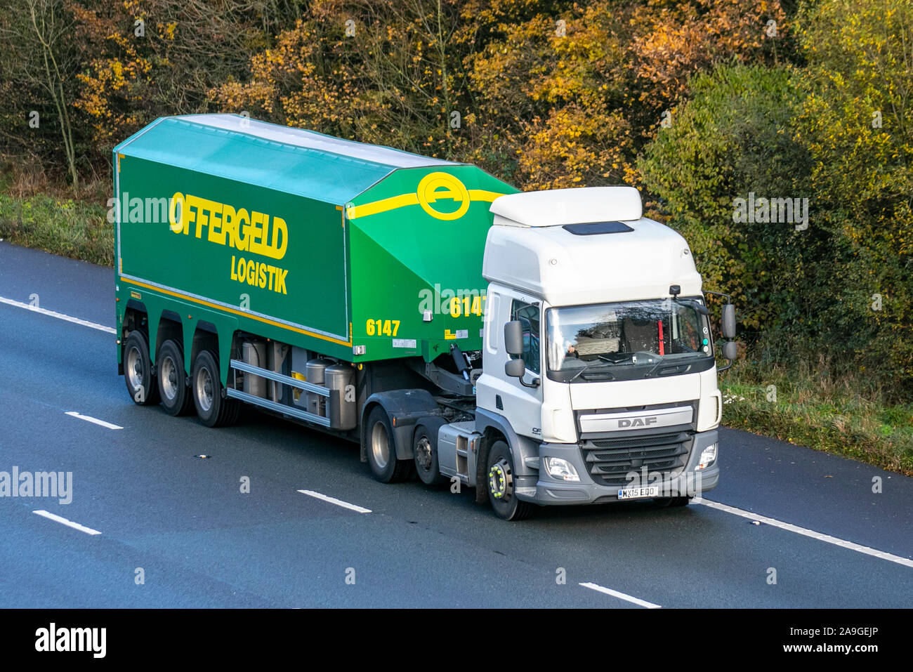 Offergeld Logistik GmbH & Co. KG; Tedesco Haulage furgoni, camion, trasporto, carrello, cargo, veicolo, consegna, commerciali, trasporti, industria, sulla M61 a Chorley, Regno Unito Foto Stock