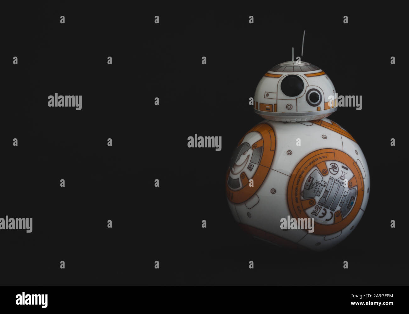 YORK, Regno Unito - 15 novembre 2019. Una chiusura immagine del BB-8 droid dal film di Star Wars su uno sfondo nero con spazio di copia Foto Stock