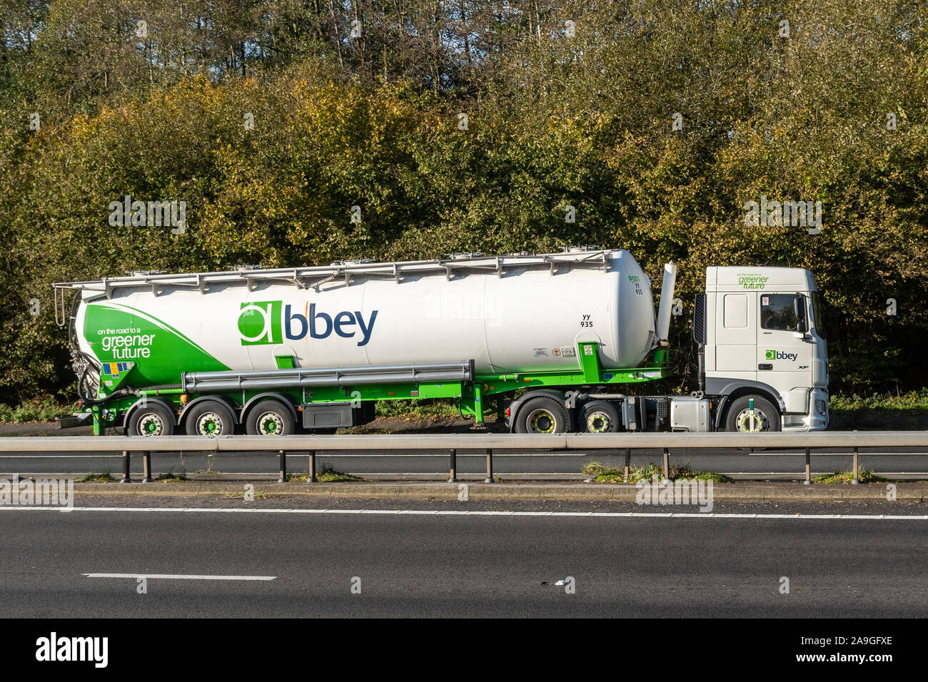 Logistica di Abbey Road tanker guidando lungo una strada a doppia carreggiata, REGNO UNITO Foto Stock