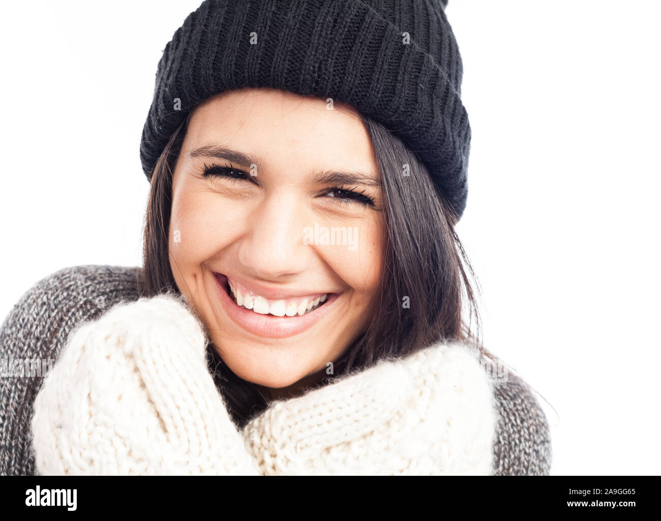 Bella bruna donna con un cappello di lana di un maglione di lana e guanti sorridente e allegro Foto Stock