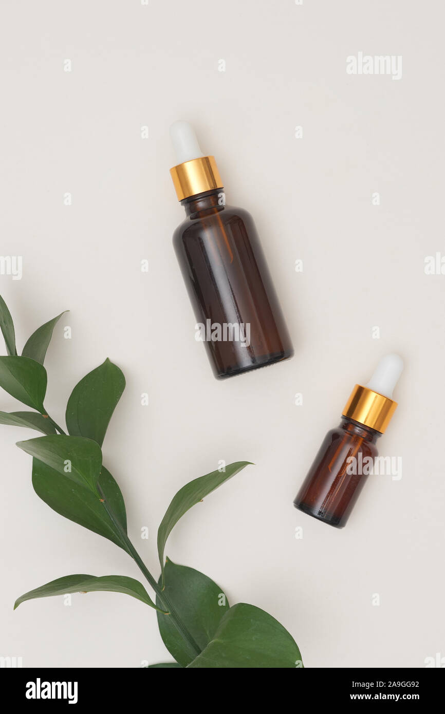 Bellezza naturale prodotto cosmetico per la cura della pelle del concetto. Siero o di olio essenziale con estratto di erbe. Foto Stock