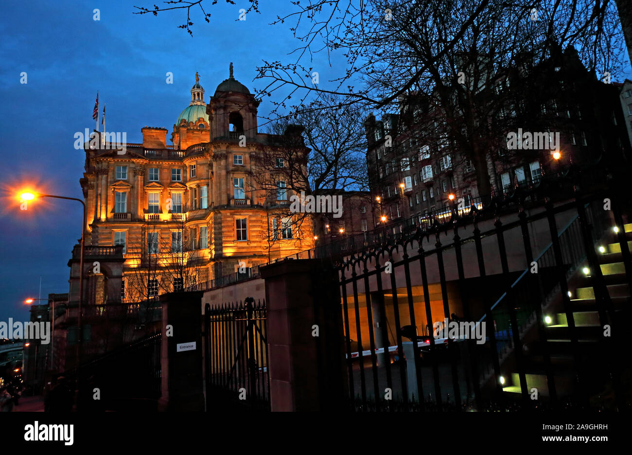 Bank of Scotland, sede centrale sul tumulo, Edimburgo EH1 1YZ, al crepuscolo Foto Stock