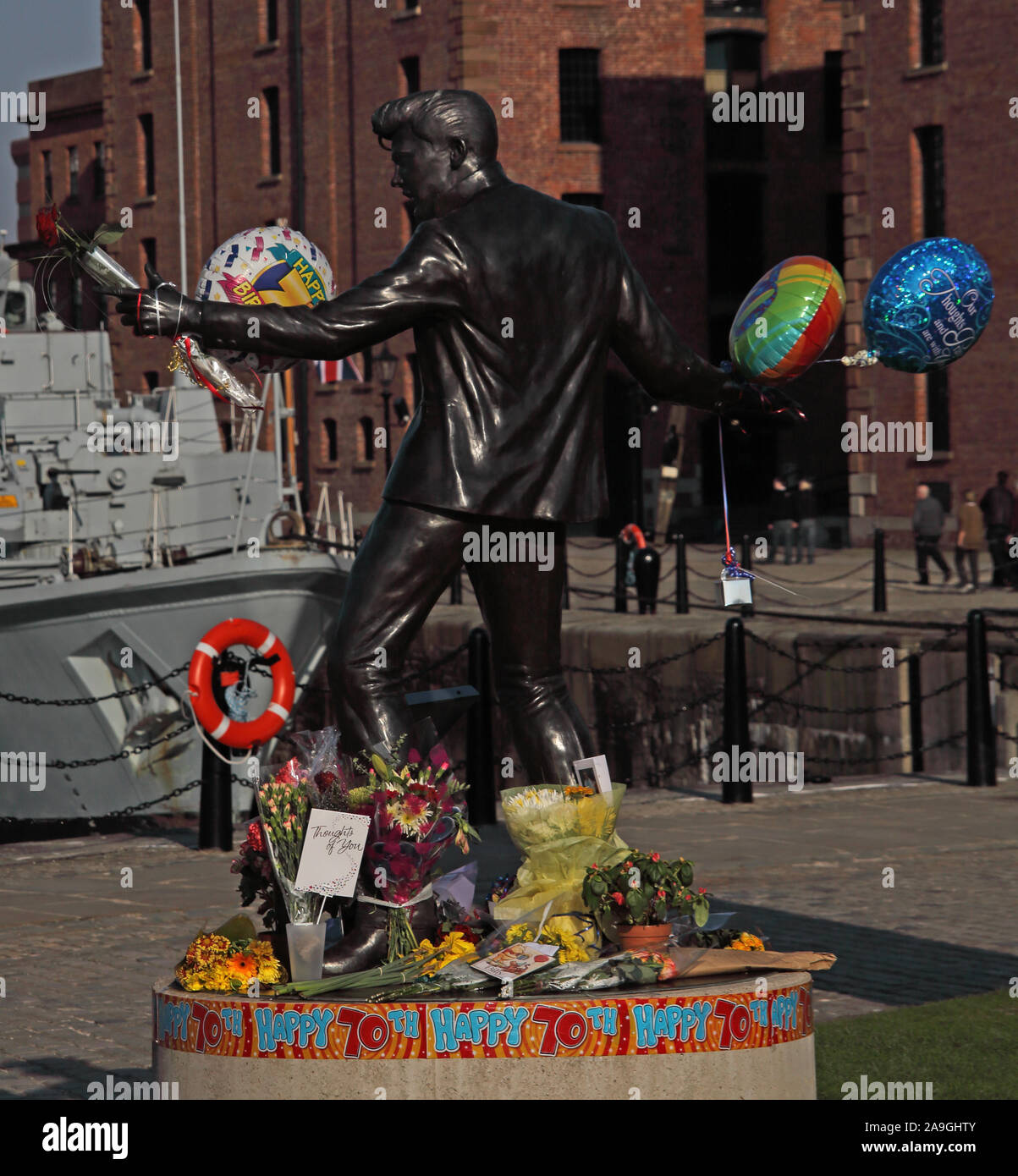 Statua di Billy Fury di Tom Murphy, 70 anni, musicista, Albert Dock, Liverpool, Inghilterra, Regno Unito, L3 4BB Foto Stock