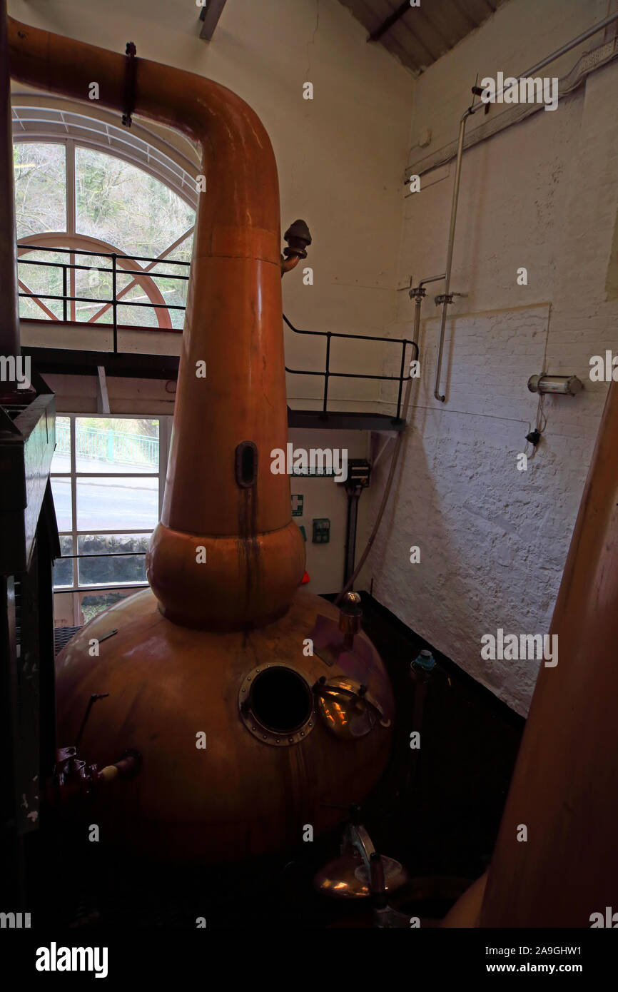 Ancora in rame e tubi, Tobermory Whisky Distillery,Isle of Mull, a ovest della Scozia, Regno Unito, PA75 6AB Foto Stock