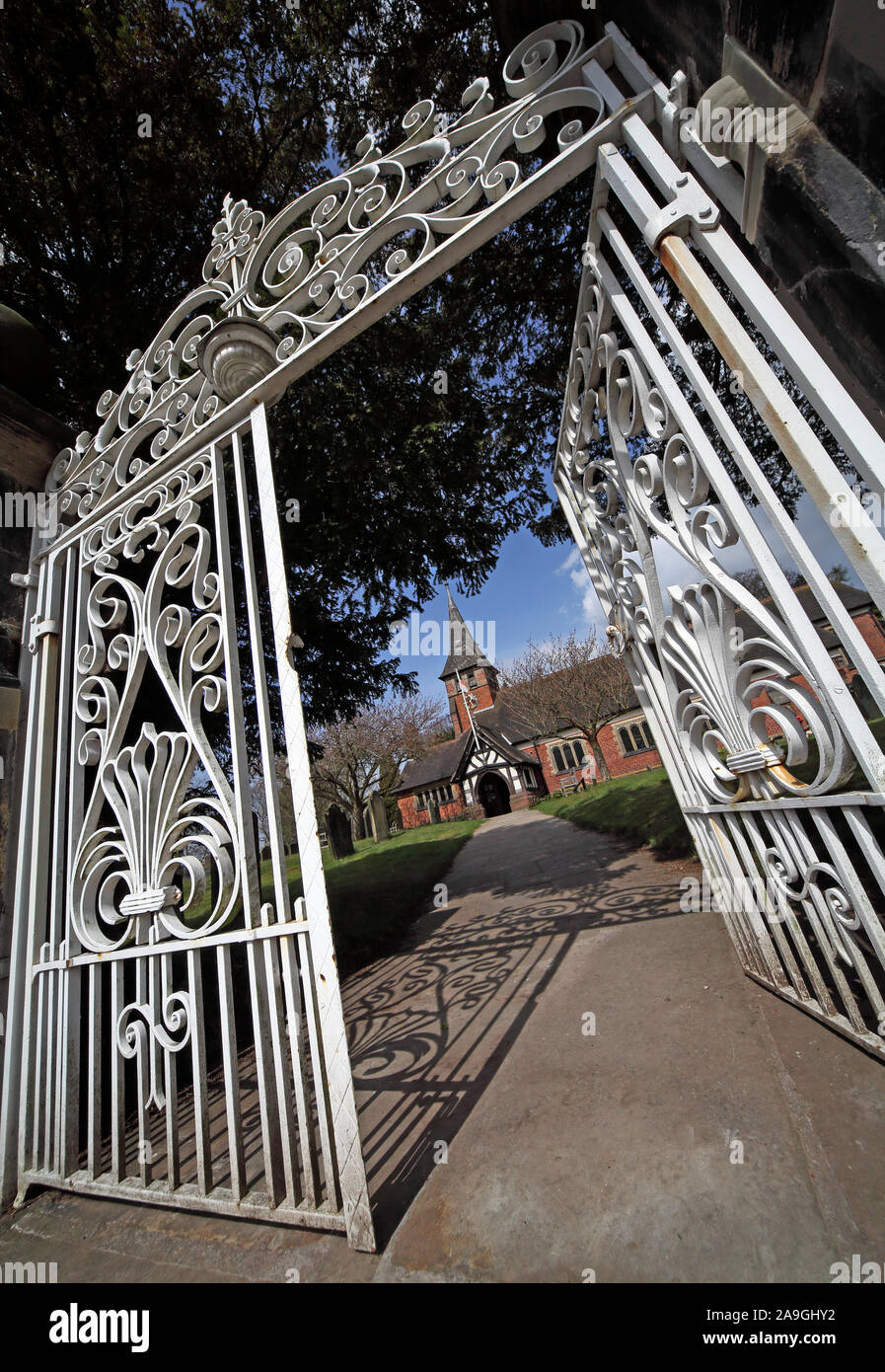 Cancelli in ghisa bianca presso St Mary's Church WhiteGate, Cinder Hill, Northwich, Cheshire, UK, CW8 2BH Foto Stock