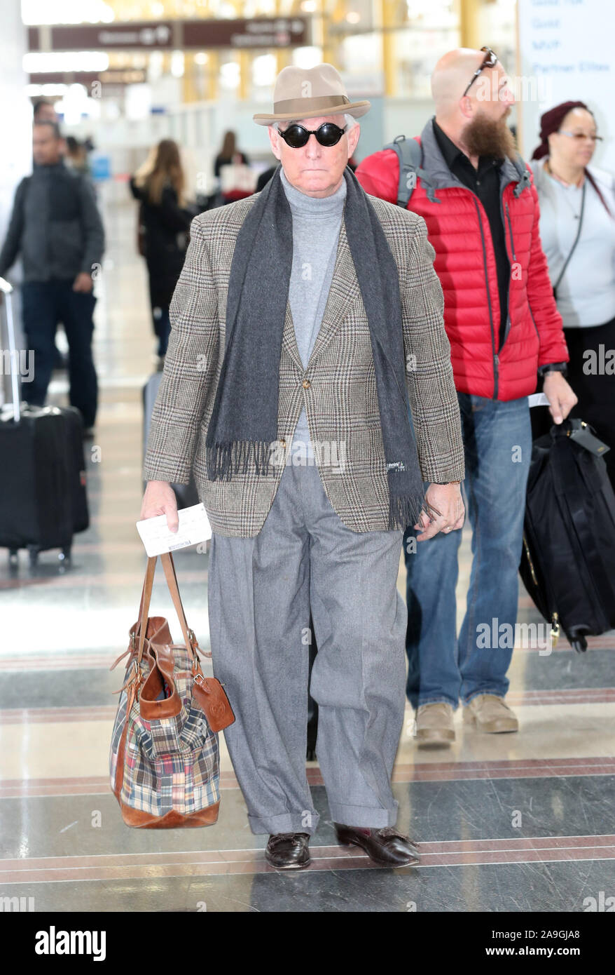 ***FILE FOTO*** Roger pietra trovata colpevole per mentire al Congresso. ARLINGTON, VA - febbraio 3: Roger Stone visto arrivare all'Aeroporto Nazionale Ronald Reagan di Washington in Arlington, Virginia sul suo modo di Boston il 3 febbraio 2019. Credito: mpi34/MediaPunch Foto Stock