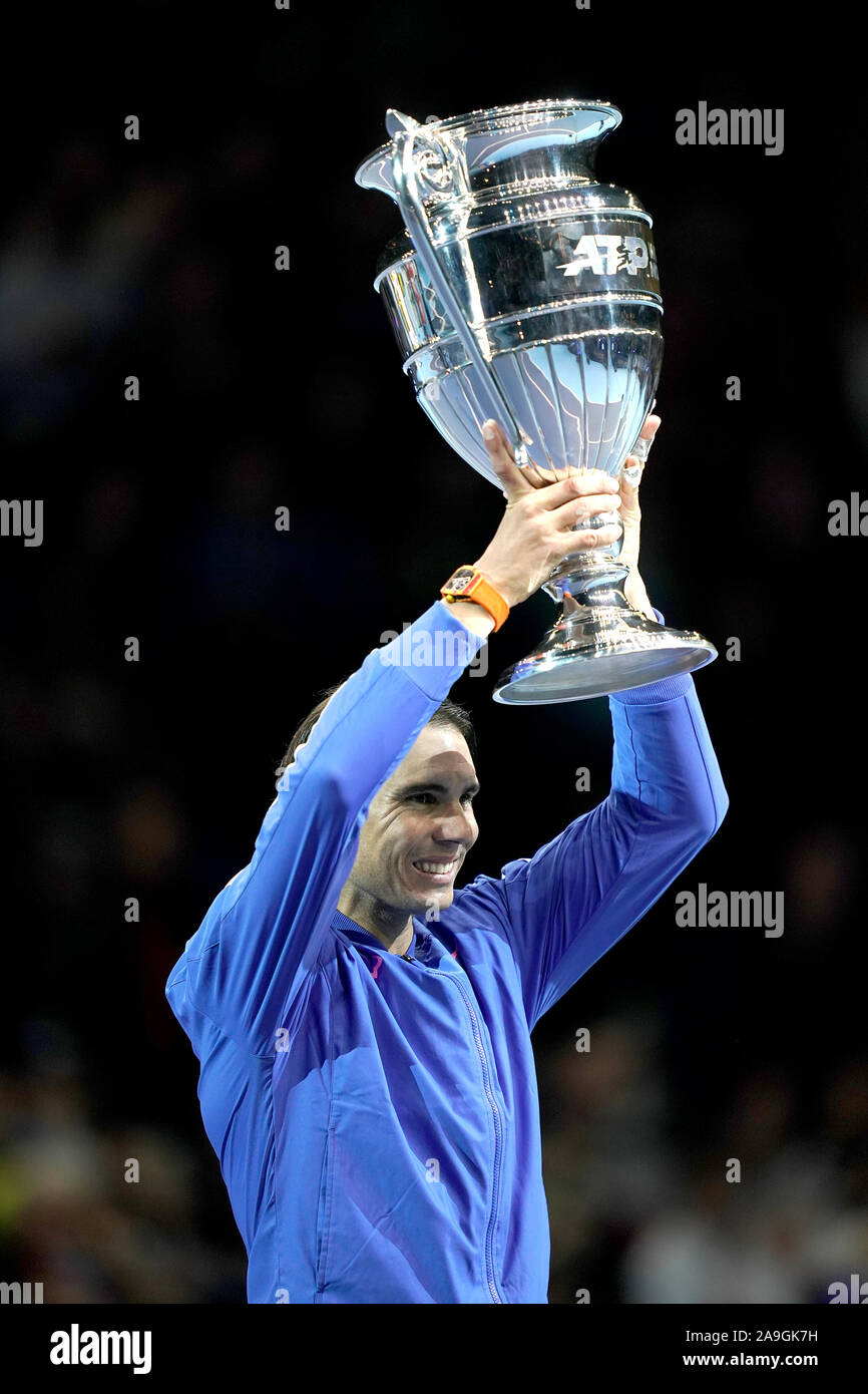 Rafael Nadal con il suo ATP World numero 1 Trofeo dopo aver vinto il suo singles match contro Stefanos Tsitsipas il giorno sei di Nitto ATP finali all'O2 Arena, Londra. Foto Stock