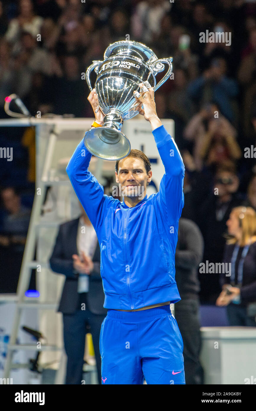 LONDRES, LO - 15.11.2019: ATP FINALS 2019 - Rafael Nadal riceve cup ad essere il numero uno nel mondo alla fine del 2019 dopo la sua partita contro Stafantos Tsitsipas all'ATP Finals presso Arena 02 a Londra, Inghilterra. Ha vinto il gioco in 2-1 corrisponde a. (Foto: Richard Callis/Fotoarena) Foto Stock