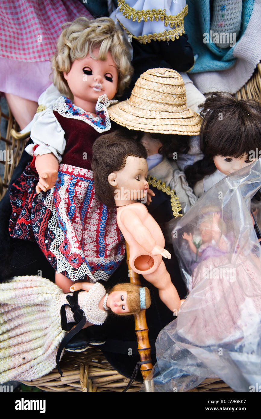 Puppen auf einem Flohmarkt Foto Stock