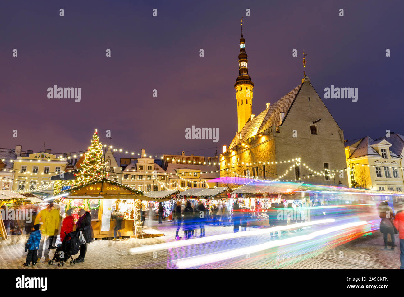 TALLINN, Estonia - 22 dicembre 2018: persone visitare il mercatino di natale nella città vecchia di Tallinn, capitale dell'Estonia sul dicembre 22, 2018 Foto Stock