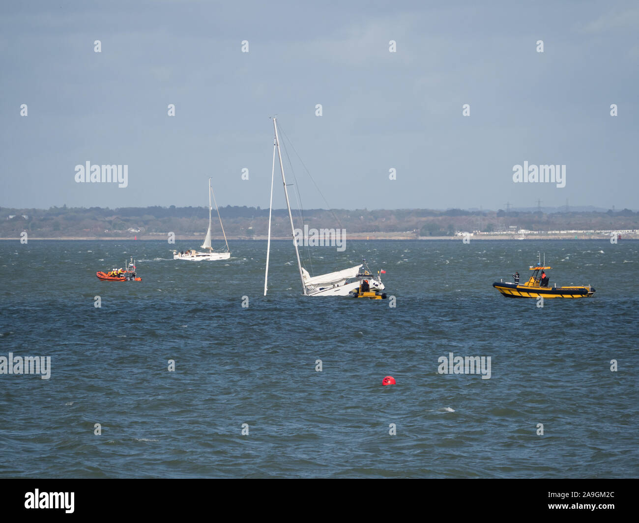 Naufragio di una affondata affondata Beneteau First 40 off Cowes Grondin bay Solent RNLI presenze, recuperare la perdita del timone break Foto Stock