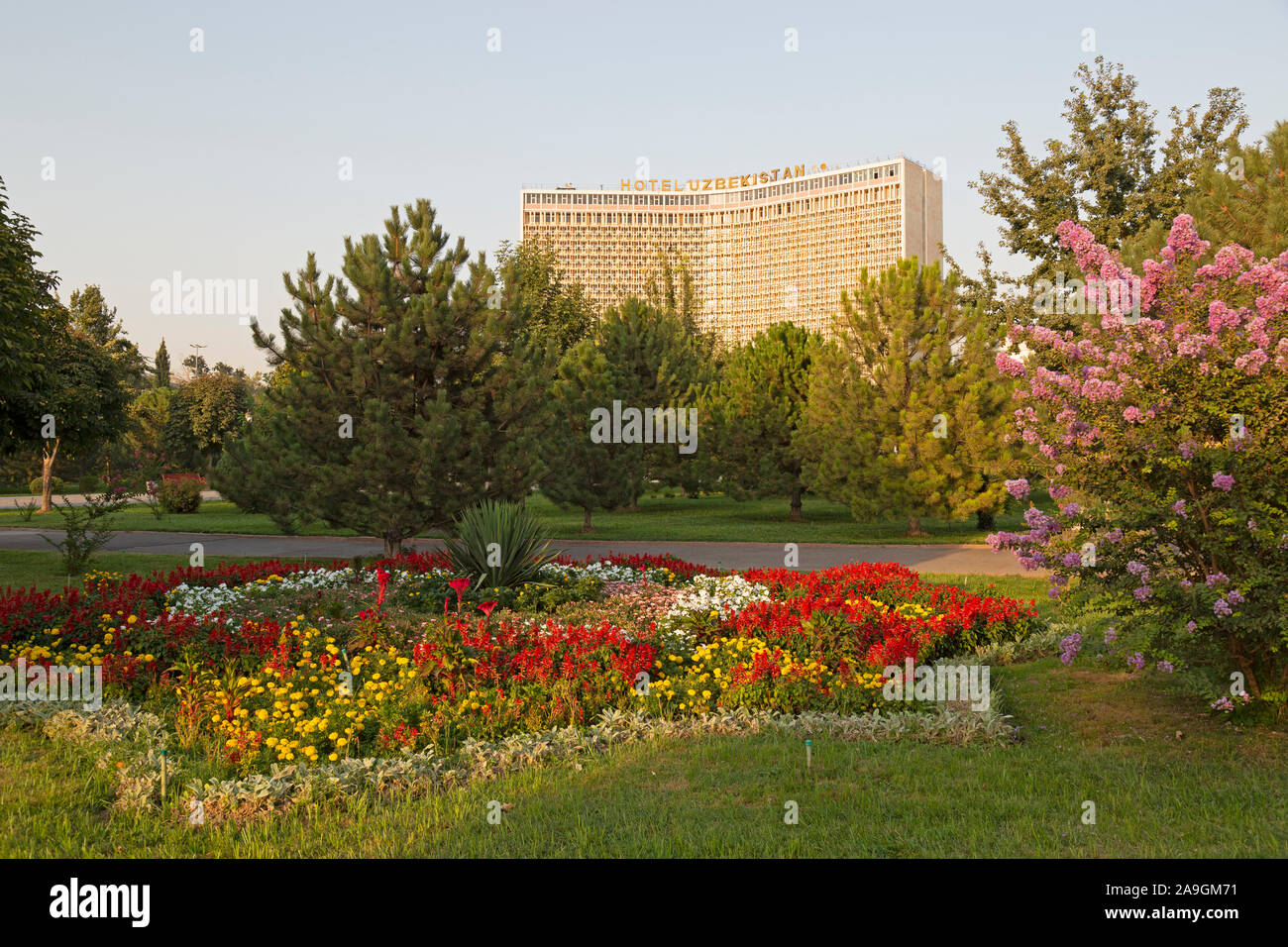 Giardini di Amir Timur quadrato con l'Hotel Uzbekistan a Tashkent, Uzbekistan. Foto Stock