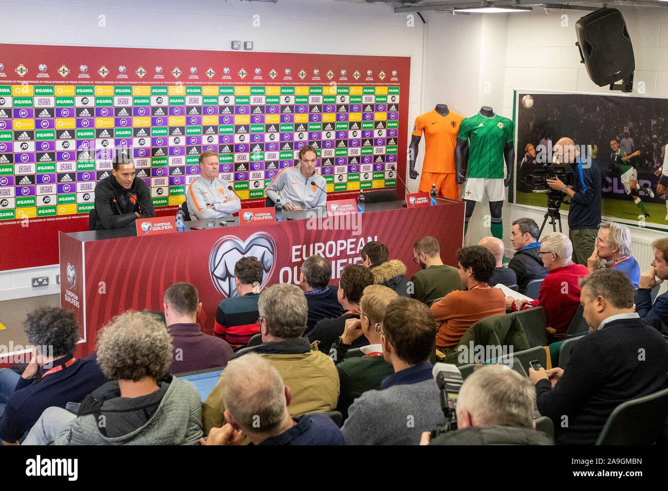 Belfast, Irlanda del Nord. Xv Nov, 2019. BELFAST, Windsor Park, 15-11-2019, stagione 2019/2020, calcio Euro qualificatore. Paesi Bassi player Virgilio van Dijk (L) e Paesi Bassi trainer coach Ronald Koeman (m) alla conferenza stampa panoramica durante il match Holland treni in Belfast Credit: Pro scatti/Alamy Live News Foto Stock