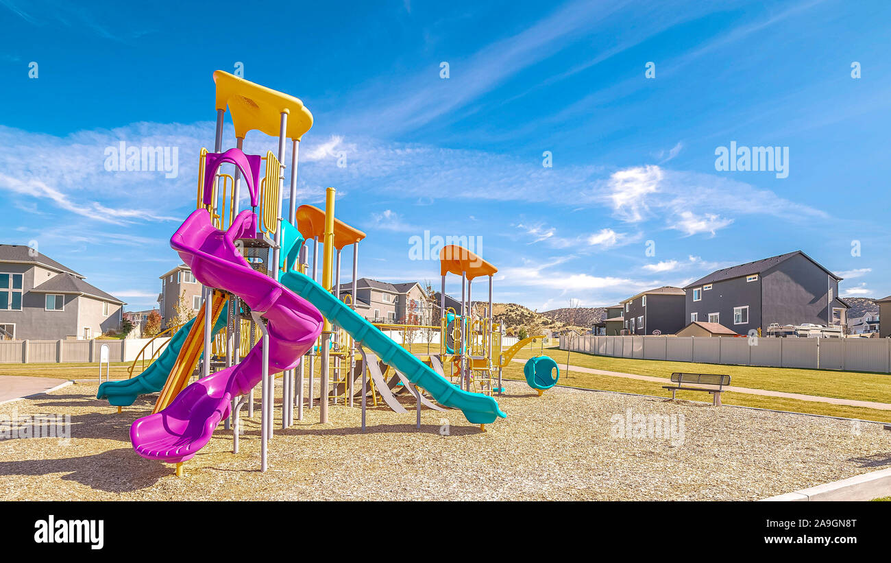 Panorama vivacemente colorato apparecchiatura su un parco giochi per bambini Foto Stock