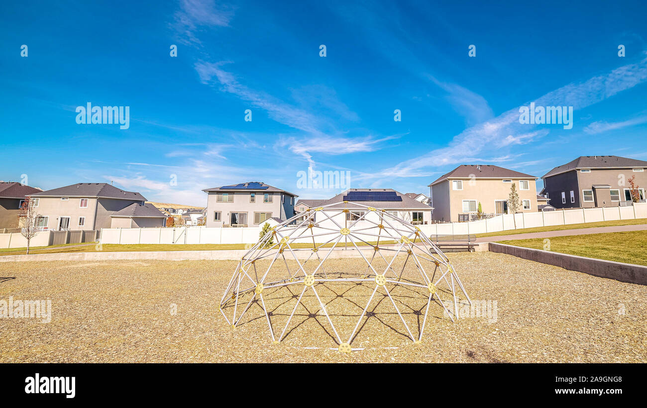 Panorama dome di arrampicata in un parco giochi per bambini in una città Foto Stock