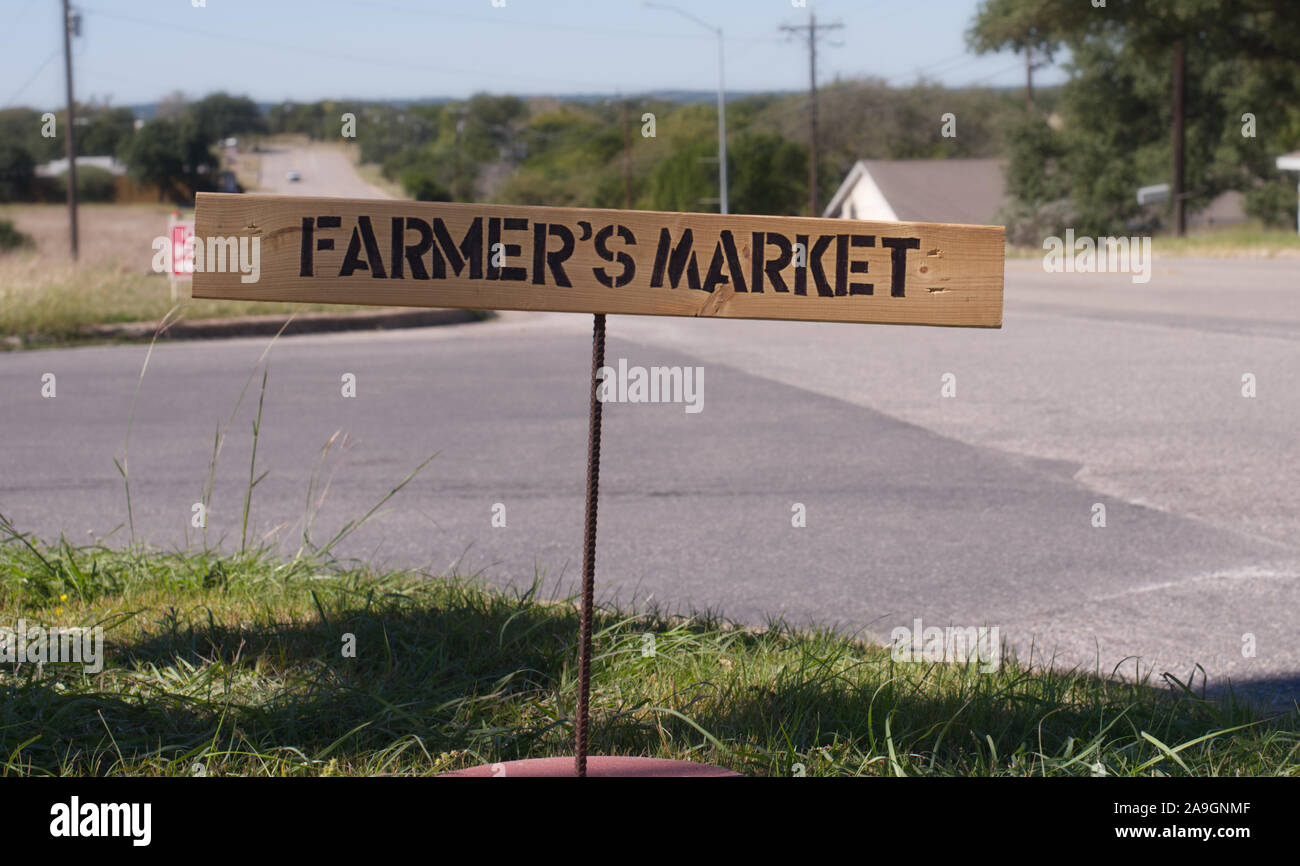 A casa/fai-da-te farmers market firmare usando uno stampino, vernice nera e legno. Foto Stock