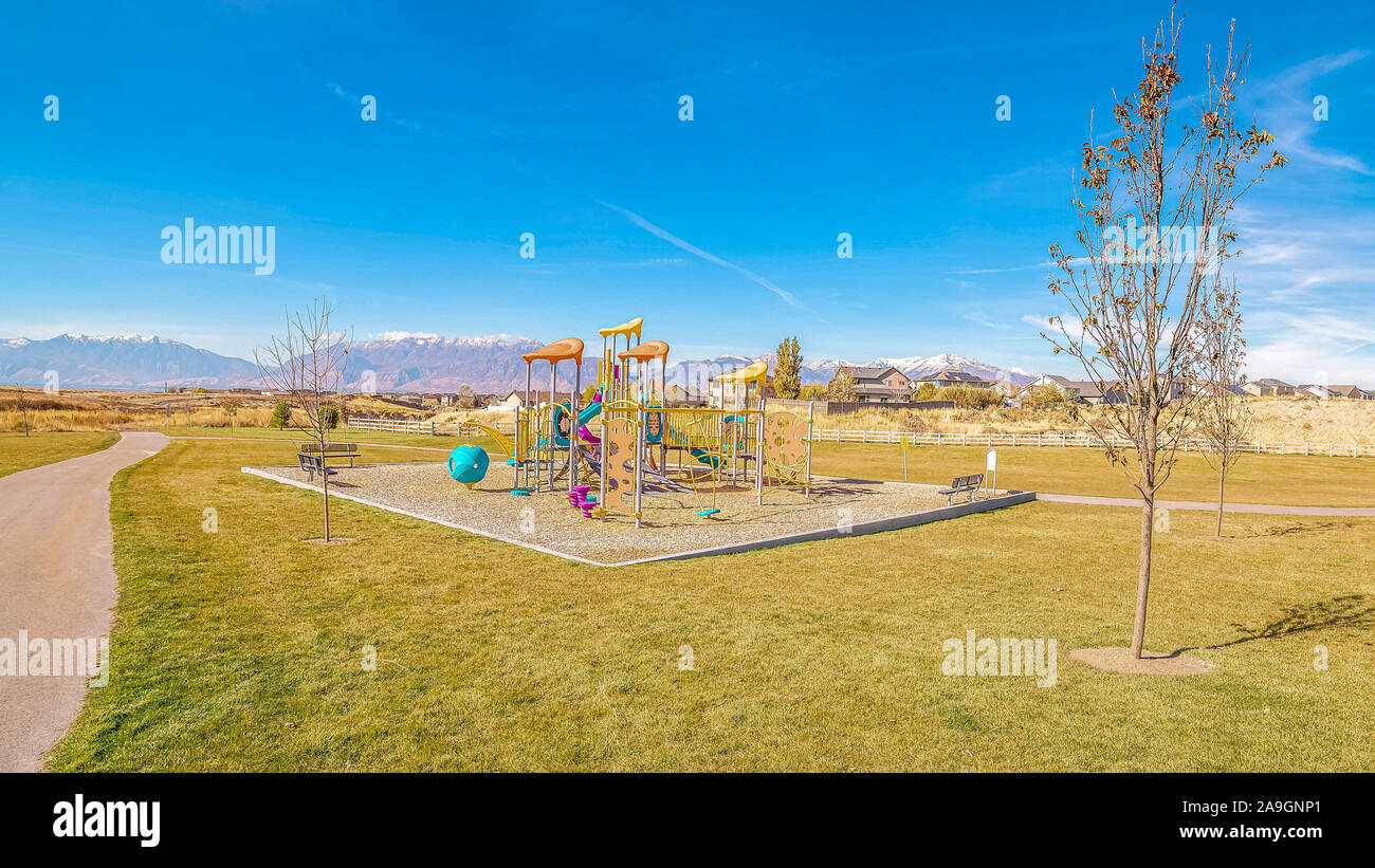 Panorama colorato parco giochi per bambini in una erbosa parco urbano Foto Stock